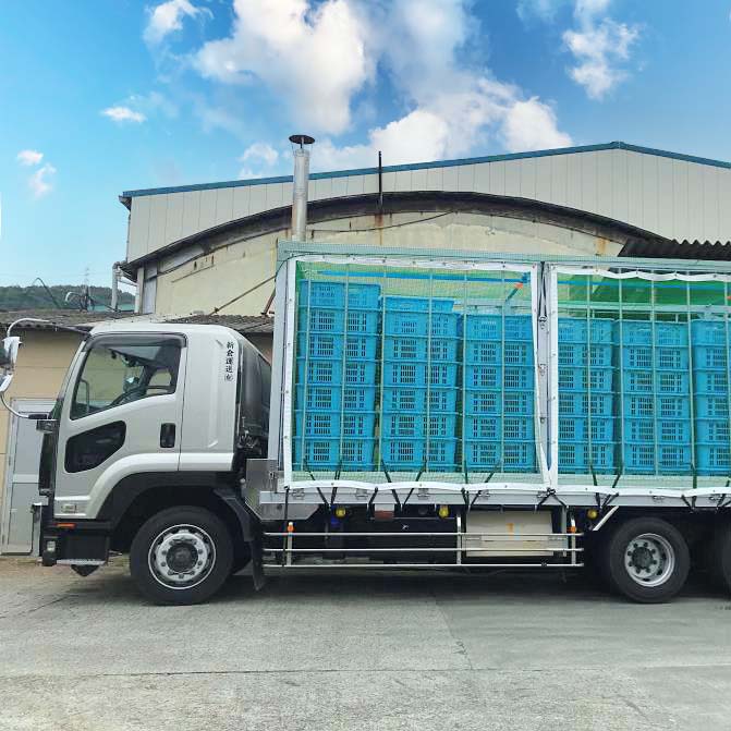 処理工場へ生鳥を運ぶトラックのイメージ
